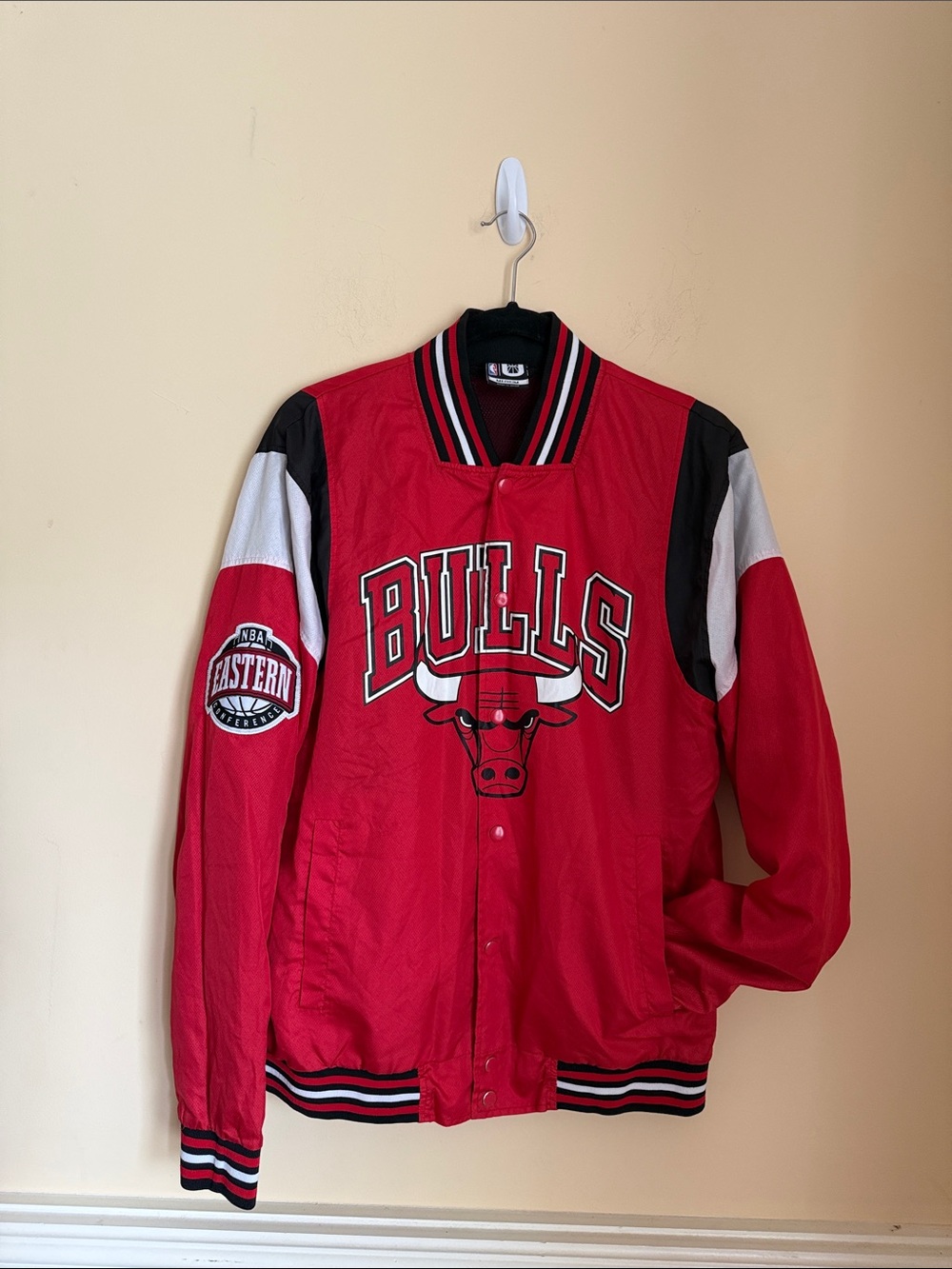 Chicago Bulls NBA Nike Red and Black Logo Jacket Neck Label Size Medium